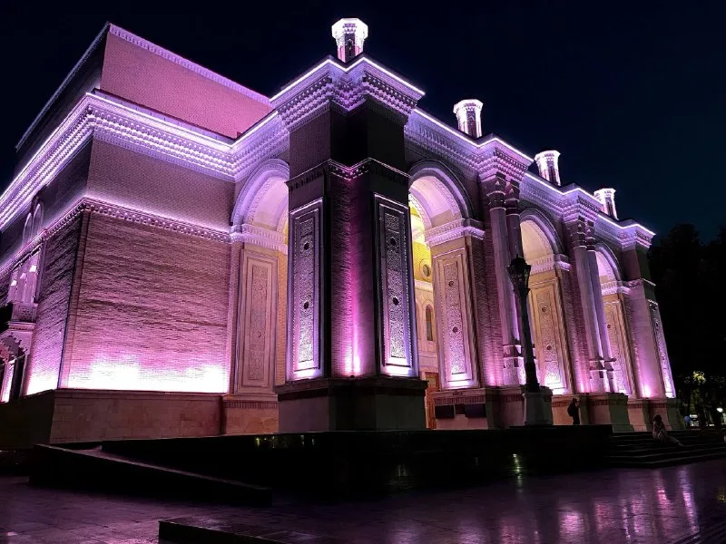 Navoiy teatri (kechki sayr)