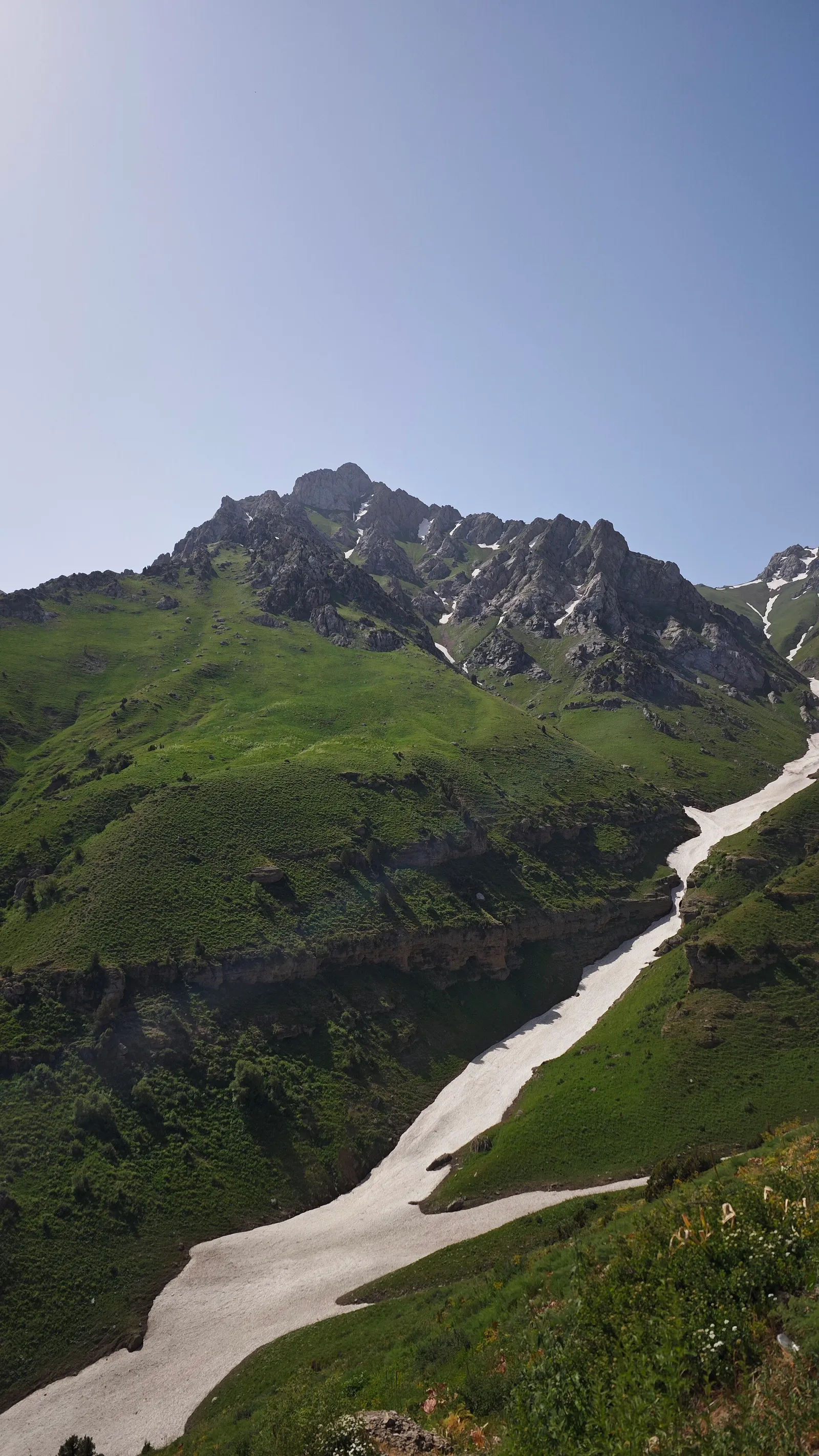 Oxotnichiy cho‘qqisi manzarasi